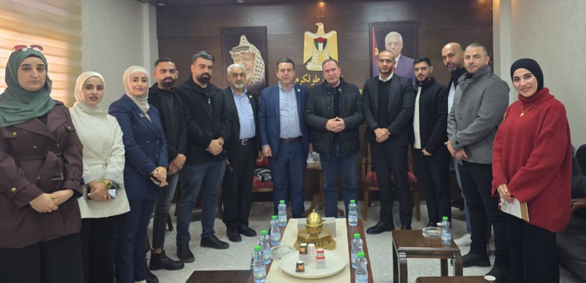 في إطار عملية التوثيق لانتهاكات الاحتلال  محافظ طولكرم اللواء د. كميل يلتقي وفداً من دائرة حقوق الإنسان والمجتمع المدني في منظمة التحرير الفلسطينية 
