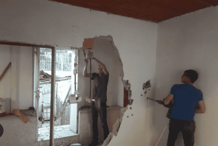 قوات الاحتلال تجبر أصحاب المنازل السبعة المهدومة في قلنديا على إزالة ما تبقى من معالمها