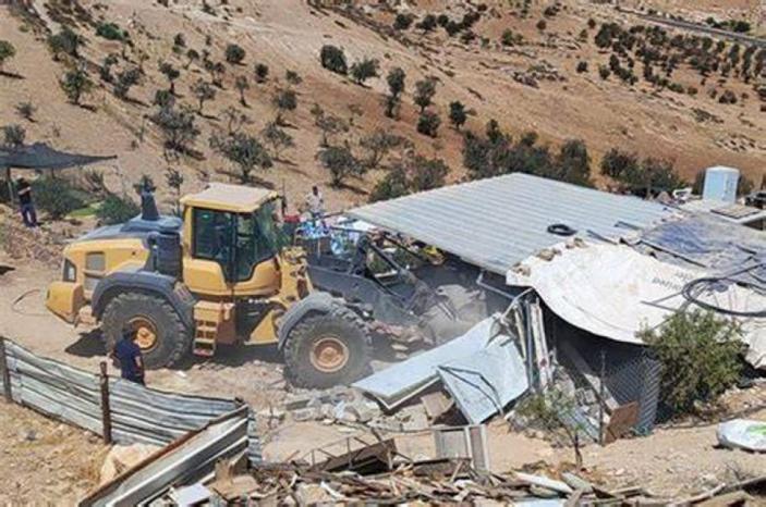 الاحتلال يهدم مساكن وبركسات وآبار مياه وحظائر أغنام في التبان بمسافر يطا