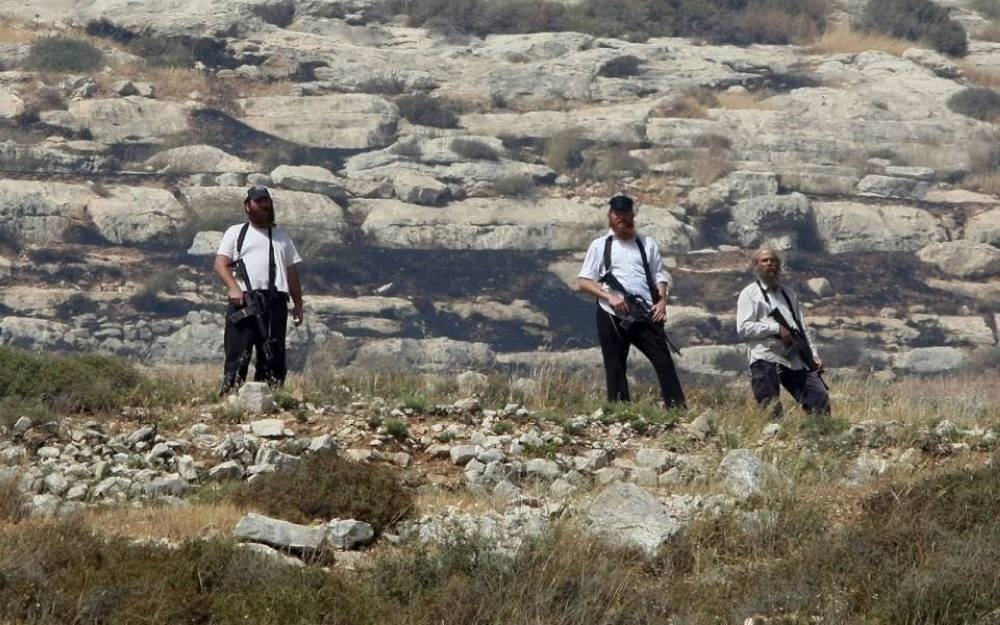 مستعمرون يختطفون مواطنين من بلدة بيت اولا