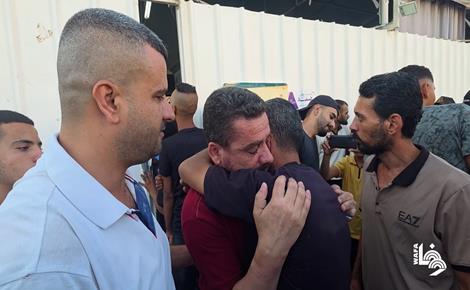 أسرى مفرج عنهم يصلون للمستشفى في خان يونس