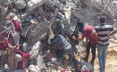 انتشال رفات شهداء من تحت الأنقاض في غزة