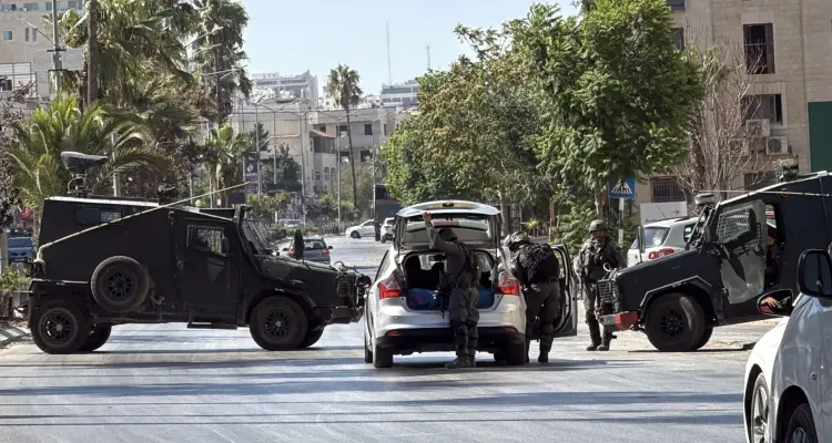 الاحتلال يحتجز متضامنا أجنبيا ويشدد إجراءاته العسكرية عند مدخل المغير