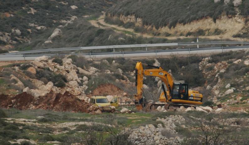 جنين: الاحتلال يجرف 250 دونما في دير أبو ضعيف ويخطر بهدم منشآت ومنازل في عابا