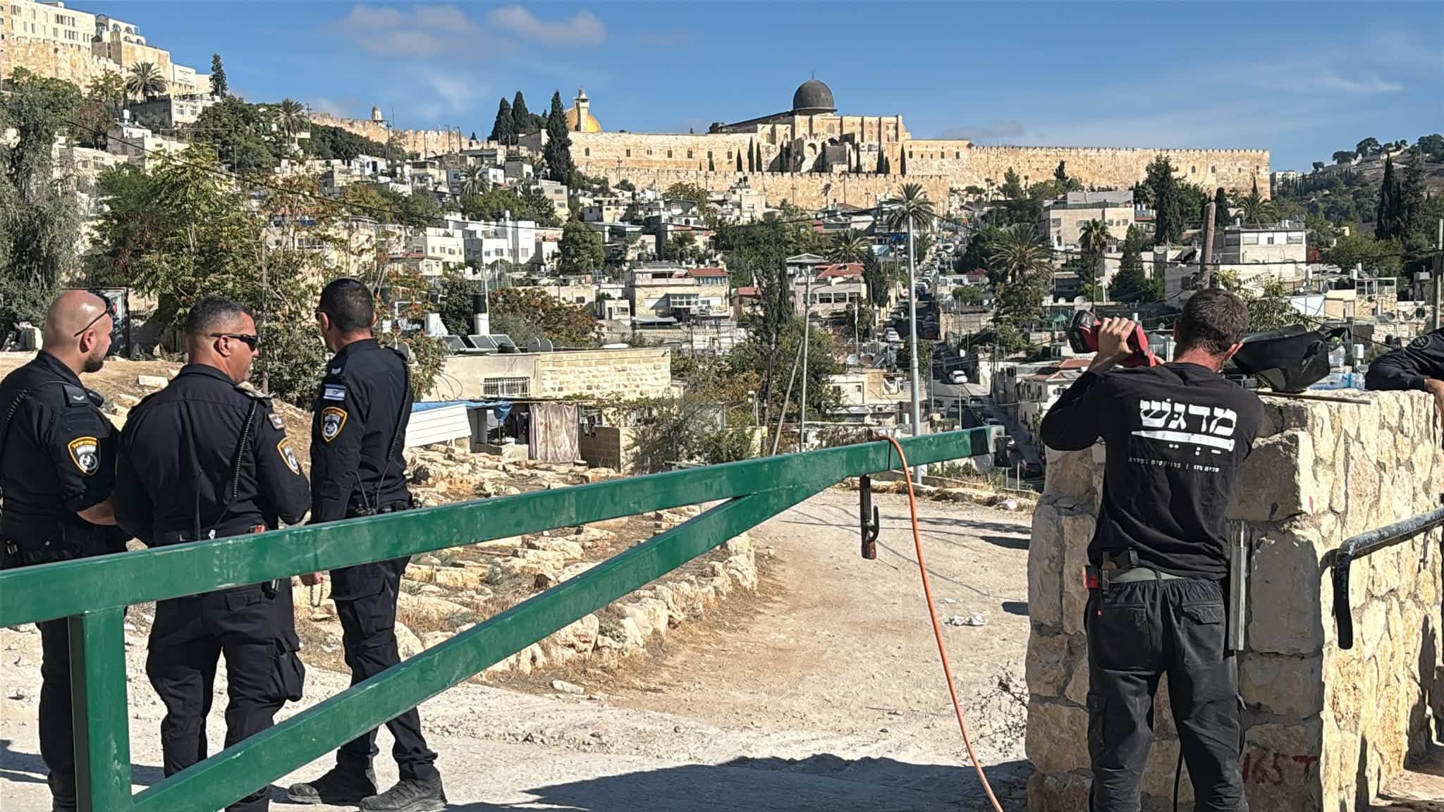 محافظة القدس: بوابة حديدية تعزل نحو 700 مقدسي في وادي الربابة وتقيّد تنقلهم وتهدد وصول خدمات الطوارئ إليهم