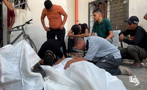 وصول جثماني شهيدين إلى المستشفى في غزة