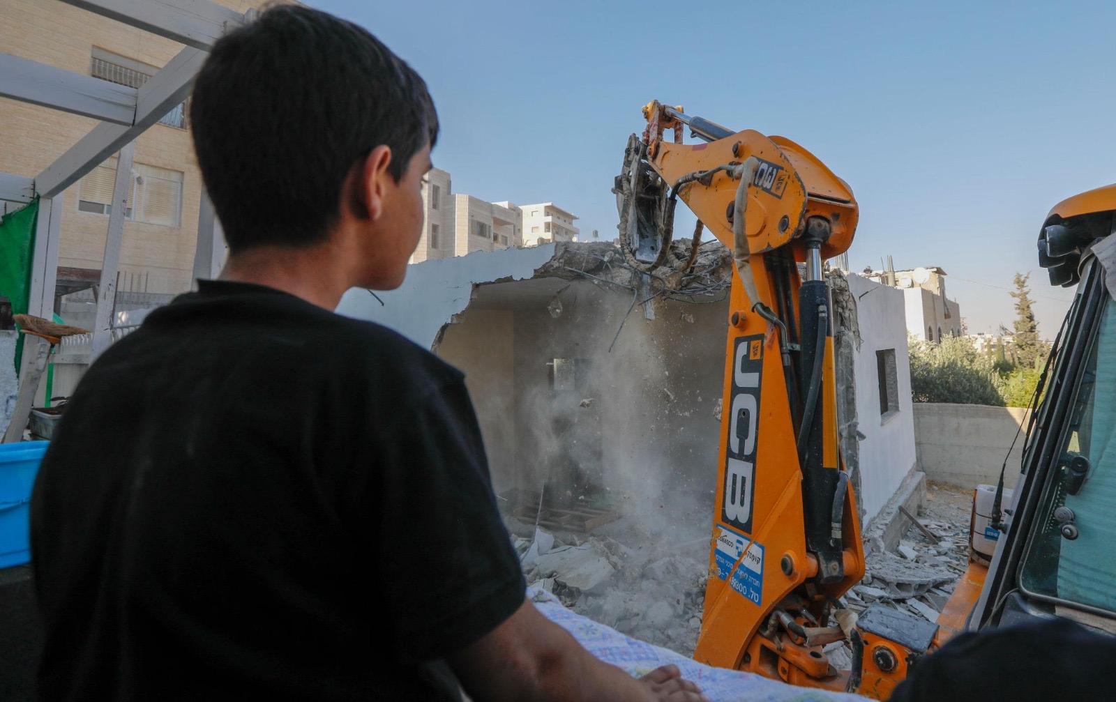 أخذ من فراشه حافي القدمين